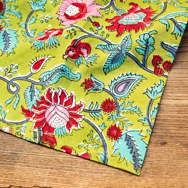 【45cmx45cm】昔ながらの木版染め伝統模様布ハンカチ・ナフキン 2 - 縁を拡大しました。　美しい模様で私生活に彩りを添えてくれます。