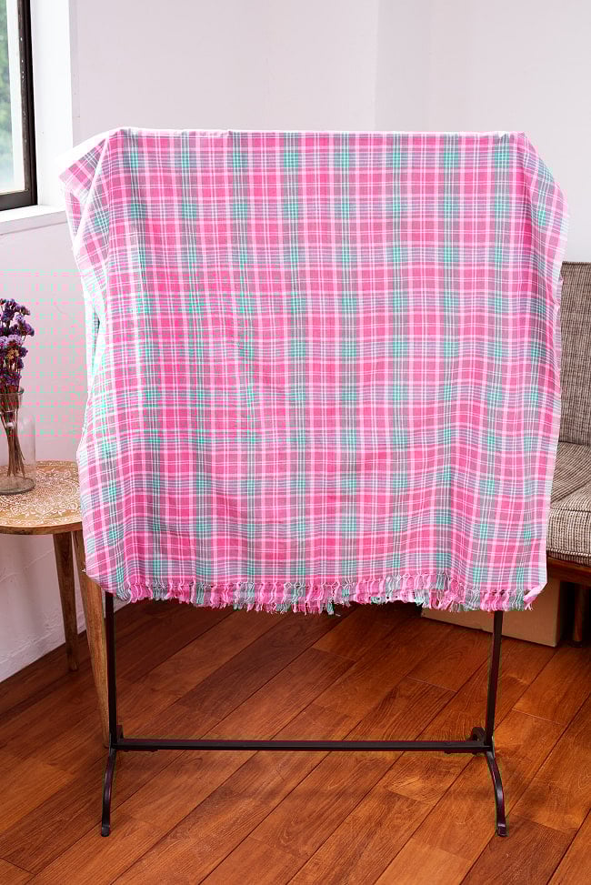 ガムチャと呼ばれるインドの万能布【約160cm×約88cm】 5 - 広げて掛けてみました