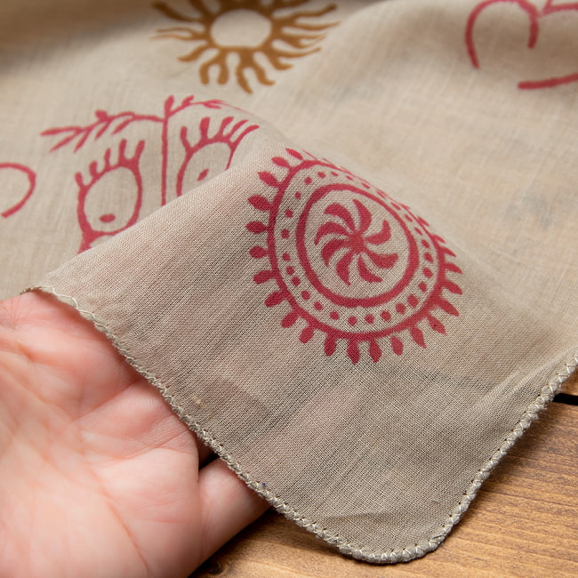 インドの木版染めハンカチ - OMベージュ 4 - 手にとってみました。柔らかく使いやすい素材です＾＾