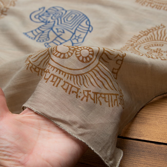 インドの木版染めハンカチ - OMぞうさんべージュ 4 - 手にとってみました。柔らかく使いやすい素材です＾＾