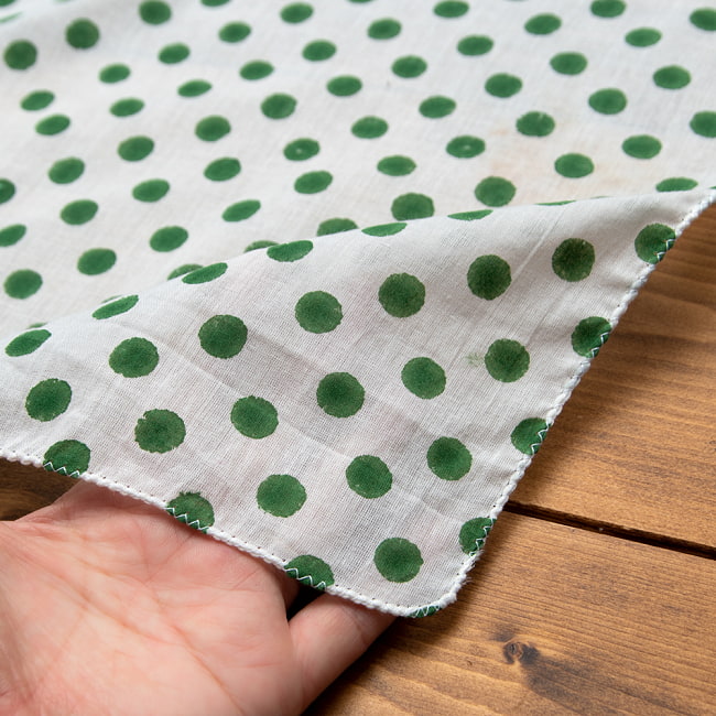 インドの木版染めハンカチ - ドットグリーン 4 - 手にとってみました。柔らかく使いやすい素材です＾＾
