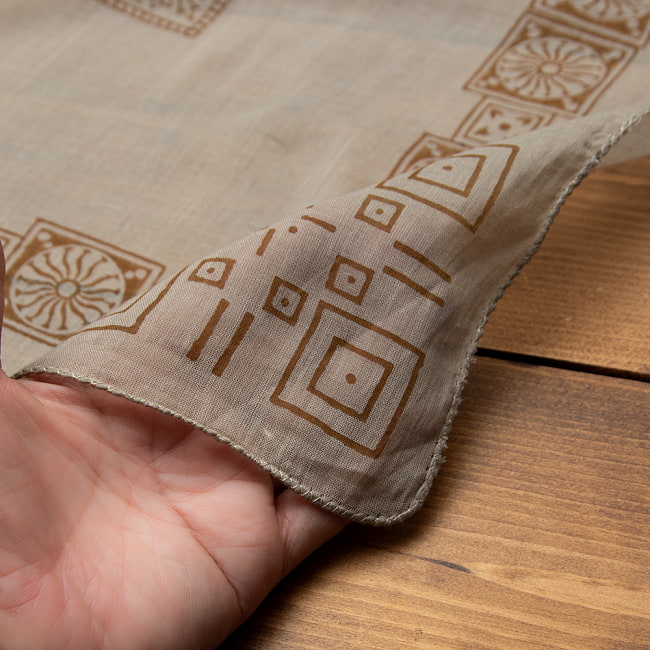 インドの木版染めハンカチ - 伝統柄ベージュ 4 - 手にとってみました。柔らかく使いやすい素材です＾＾