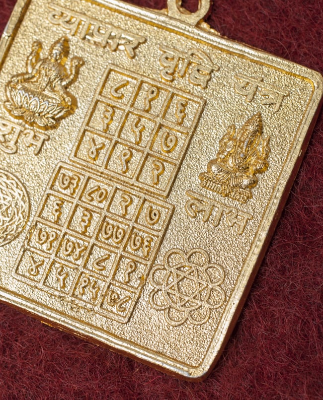 ゴールド・ヤントラ・ペンダントトップ 3 - 結構細かな仕上がりですが、バリ等のある現地仕様となっております。