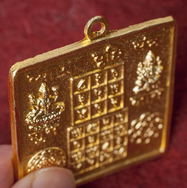 ゴールド・ヤントラ・ペンダントトップ 4 - 上部に紐を通す穴が開いています。たまにふさがっていますが、こちらも現地仕様となります。