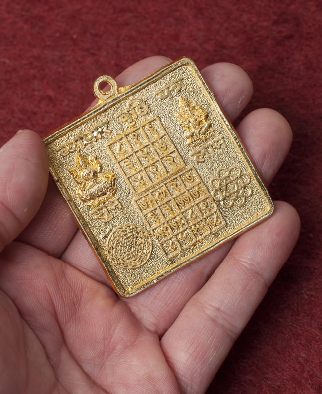 ゴールド・ヤントラ・ペンダントトップ 5 - 手にとってみるとこれくらいの大きさです。