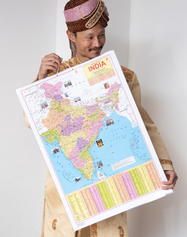 インドの学習ポスター - ちょっとだけ異なるインド地図[大] 9 - サイズ比較のためにインドパパが持ってみました