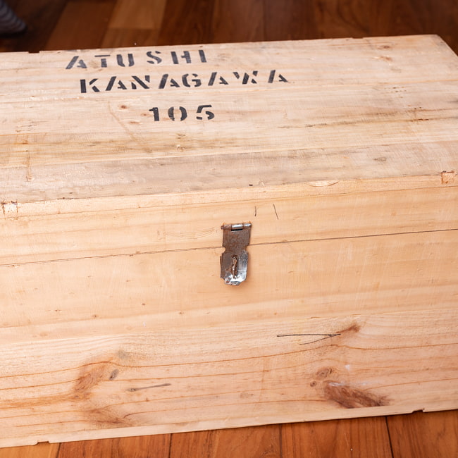 輸入に使われている昔ながらのレトロ木箱　ATUSHI KANAGAWA 105 BOX 3 - 開口部です