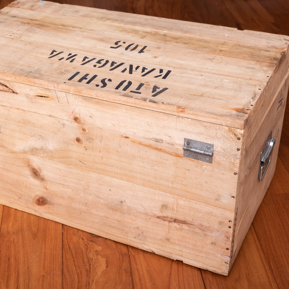 輸入に使われている昔ながらのレトロ木箱 ATUSHI KANAGAWA 105 BOX の