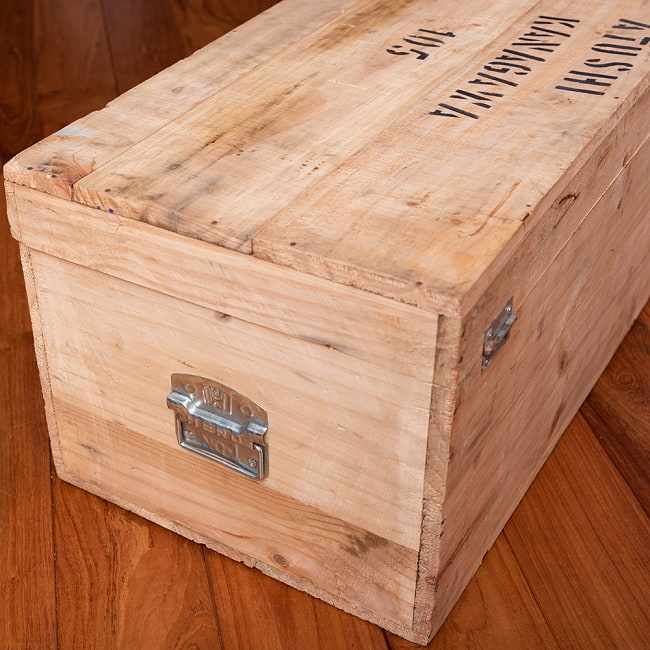 輸入に使われている昔ながらのレトロ木箱　ATUSHI KANAGAWA 105 BOX 5 - 側面には取っ手がついています