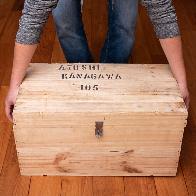 輸入に使われている昔ながらのレトロ木箱　ATUSHI KANAGAWA 105 BOX 7 - このくらいのサイズ感になります