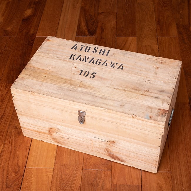輸入に使われている昔ながらのレトロ木箱　ATUSHI KANAGAWA 105 BOXの写真1枚目です。輸入に使われている昔ながらの木箱です。この中に商品が入ってやってきます。木箱,海外,輸入,インド,レトロ