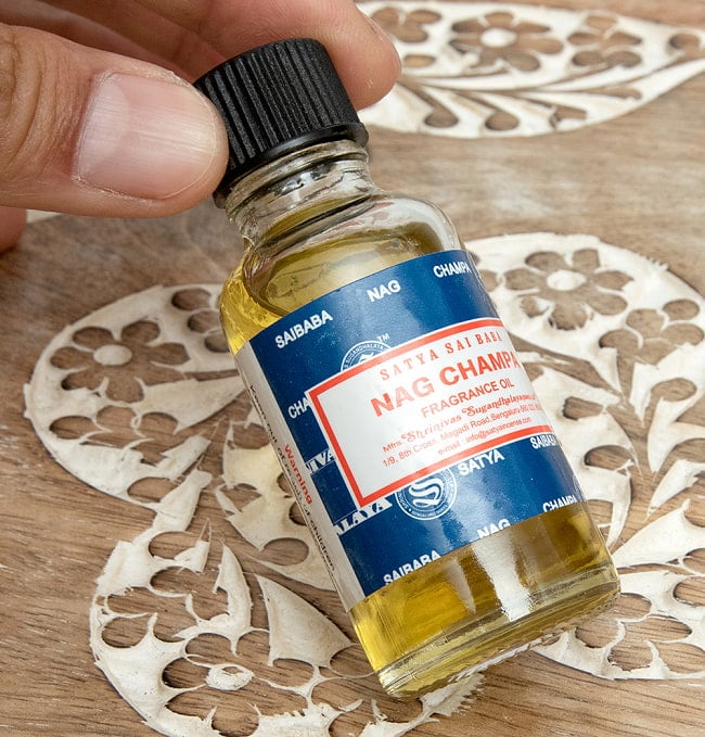 ナグチャンパ フレグランス オイル - NAG CHAMPA FRAGRANCE OIL - 30ml【SATYA】 3 - 斜めにして撮影しました