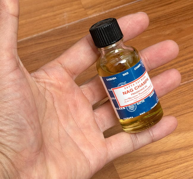 ナグチャンパ フレグランス オイル - NAG CHAMPA FRAGRANCE OIL - 30ml【SATYA】 4 - サイズ比較のために手に持ってみました