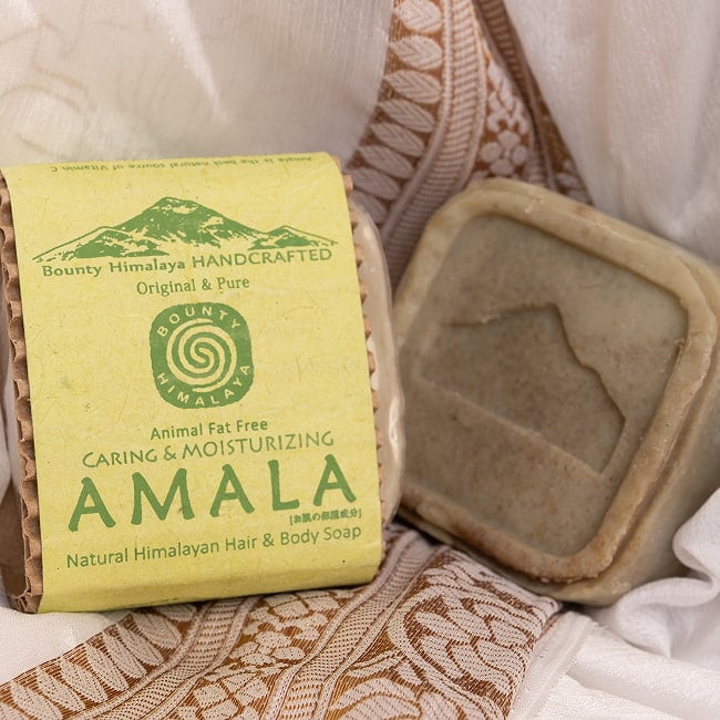 ケアリング&モイスチャリング ヘア&ボディ ソープ - AMALA CARING&MOISTURIZING Natural Himalayan Hair & Body Soap 【手作り石鹸・75g】 2 - 石鹸と一緒に撮影しました。
