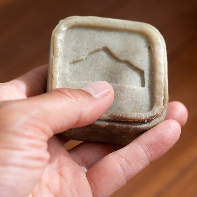 ケアリング&モイスチャリング ヘア&ボディ ソープ - AMALA CARING&MOISTURIZING Natural Himalayan Hair & Body Soap 【手作り石鹸・75g】 5 - サイズ比較のために手に乗せてみました