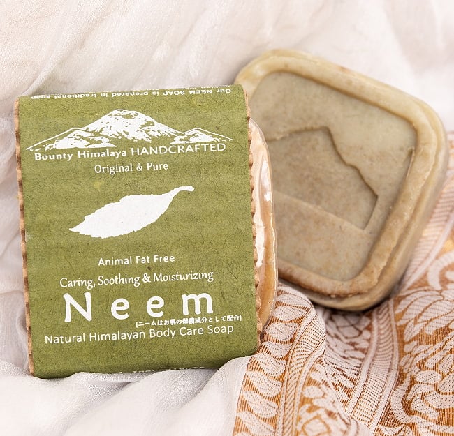 ニーン ボディケア ソープ【BOUNTY HIMALAYA】 - Neem Natural Himalayan Body Care Soap【手作り石鹸・75g】 2 - 石鹸と一緒に撮影しました。