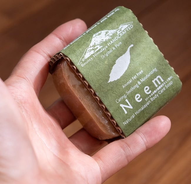 ニーン ボディケア ソープ【BOUNTY HIMALAYA】 - Neem Natural Himalayan Body Care Soap【手作り石鹸・75g】 5 - サイズ比較のために手に乗せてみました