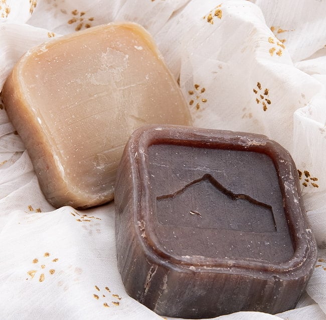 ニーン ボディケア ソープ【BOUNTY HIMALAYA】 - Neem Natural Himalayan Body Care Soap【手作り石鹸・75g】 6 - 石鹸だけを撮影しました。ヒマラヤの押印がされています