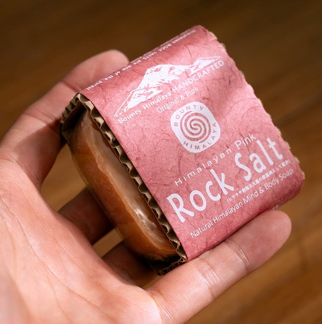 ヒマラヤン ピンクロック ナチュラル ボディ ソープ【BOUNTY HIMALAYA】 - Himalayan Pink Rock Salt Mind & Body Soap【手作り石鹸・75g】 5 - サイズ比較のために手に乗せてみました
