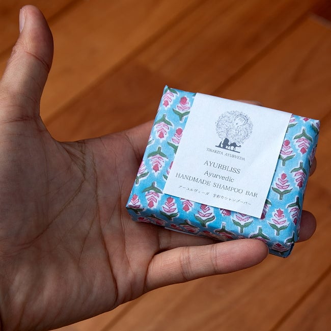 TIRAKITA　アーユルブリス　シャンプーバー  60g[TIRAKITA AYURBLISS Shampoo Bar] 4 - サイズ比較のために手に持ってみました