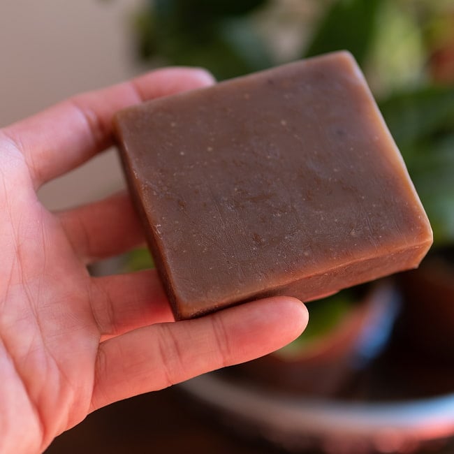 TIRAKITA　アーユルブリス　シャンプーバー  石鹸シャンプー 100g[TIRAKITA AYURBLISS Shampoo Bar] 8 - 手に持ってみると、しっとりとしています