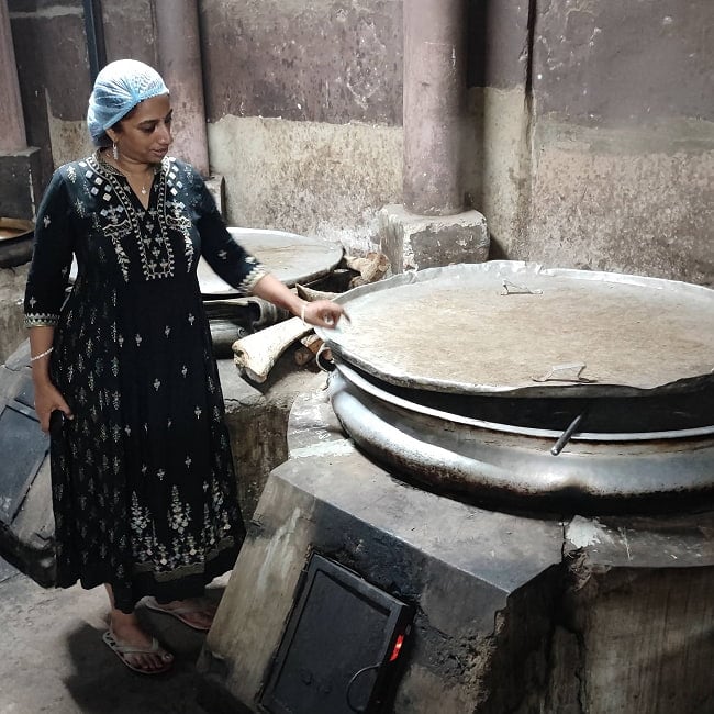 TIRAKITA　アーユルブリス　シャンプーバー  石鹸シャンプー 100g[TIRAKITA AYURBLISS Shampoo Bar] 9 - 工場長のリンダさんとアーユルヴェーダオイルの釜です