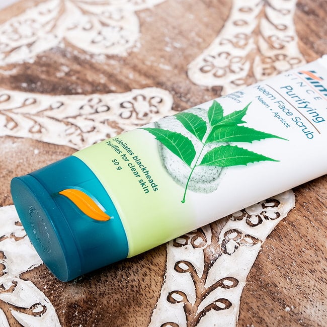 ヒマラヤ　ピュリファイイング　フェイス　スクラブ - Purifying Neem Face Scrub 50g [Himalaya Herbals] 2 - 別の角度からの写真です