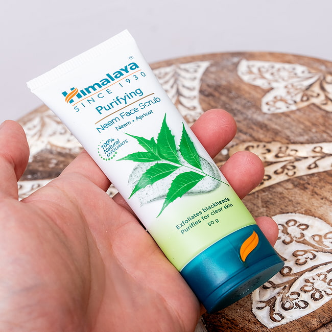 ヒマラヤ　ピュリファイイング　フェイス　スクラブ - Purifying Neem Face Scrub 50g [Himalaya Herbals] 3 - このくらいのサイズ感になります