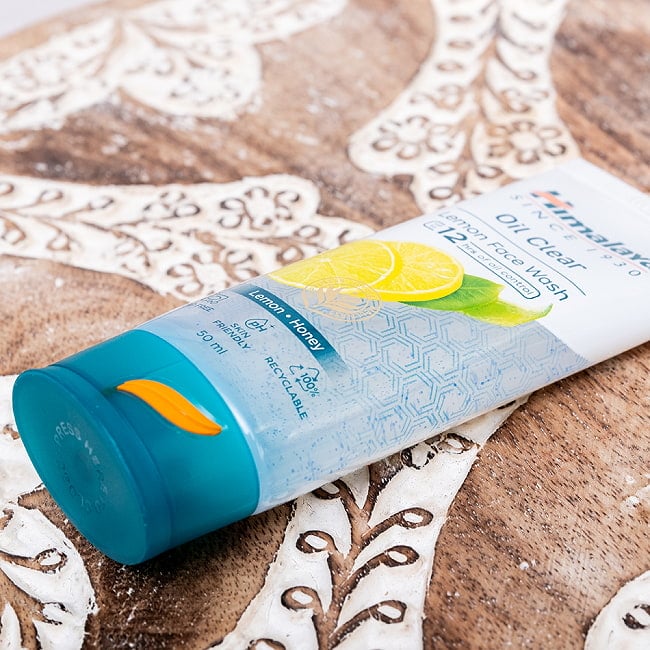 ヒマラヤ　オイルクリア　フェイス　ウォッシュ - Oil Clear Lemon Face Wash 50ml [Himalaya Herbals] 2 - 別の角度からの写真です