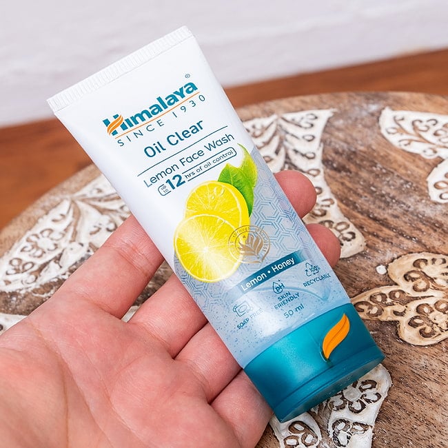 ヒマラヤ　オイルクリア　フェイス　ウォッシュ - Oil Clear Lemon Face Wash 50ml [Himalaya Herbals] 3 - このくらいのサイズ感になります
