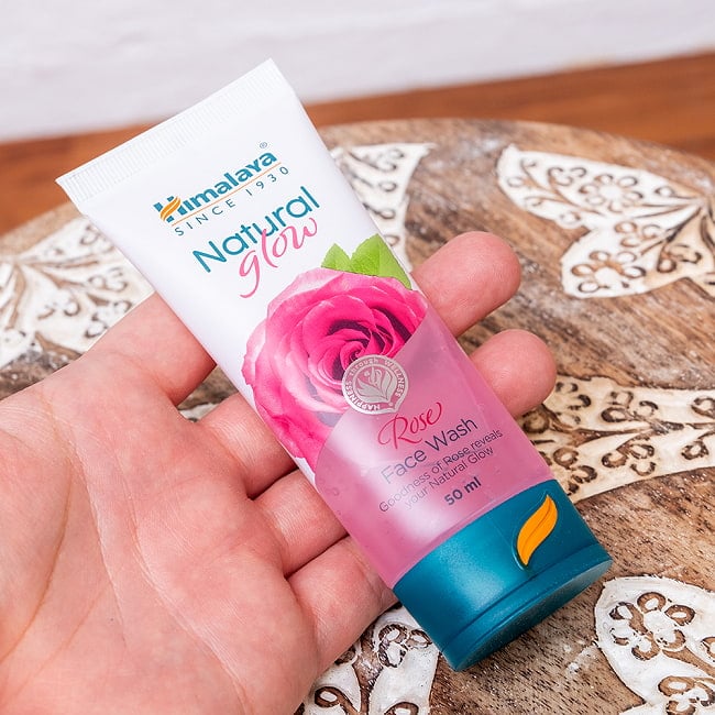 ヒマラヤ　ナチュラル　グロウ　フェイスウオッシュ - Natural Grow Rose Face Wash 50ml [Himalaya Herbals] 3 - このくらいのサイズ感になります