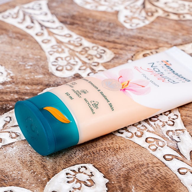 ヒマラヤ　ナチュラル　ケサール　フェイスウオッシュ - Natural Grow Kesar Face Wash 50ml [Himalaya Herbals] 2 - 別の角度からの写真です