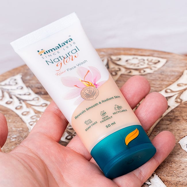 ヒマラヤ　ナチュラル　ケサール　フェイスウオッシュ - Natural Grow Kesar Face Wash 50ml [Himalaya Herbals] 3 - このくらいのサイズ感になります