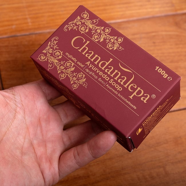 チャンダナレーパ ハーバルソープ-Chandanalepa Herbal Soap - 100g 5 - サイズ比較のために手に持ってみました