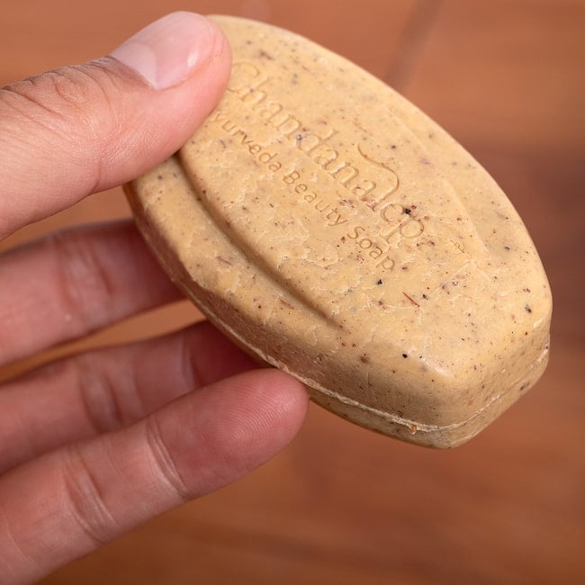 チャンダナレーパ　ハーバルソープ-Chandanalepa Herbal Soap - 100g 6 - 中の石鹸をサイズ比較のために手に持ってみました