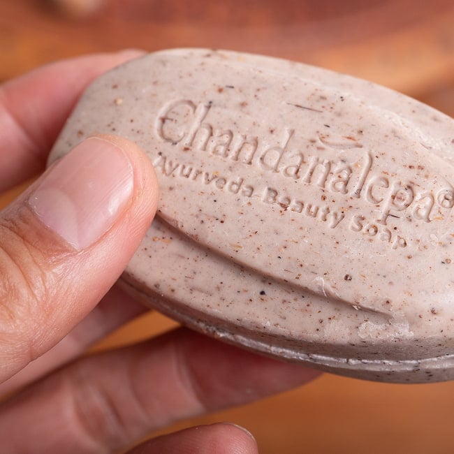 チャンダナレーパ　ハーバルソープ　Ｃ-Chandanalepa Cinnamon Herbal Soap - 100g 6 - 石鹸の中にはシナモンが入っています