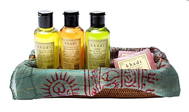 KHADI(カディ) 液体石鹸 - ハニー、ローズウォーター&レモンの商品写真 4枚目 他の種類のKHADI石鹸と一緒に並べてみました。色々な石鹸があります。