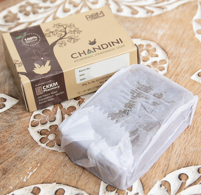 チャンディニ手作り石鹸[RCM CHANDINI Ayurvedic HANDMADE SOAP] 3 - 中を開けてみました