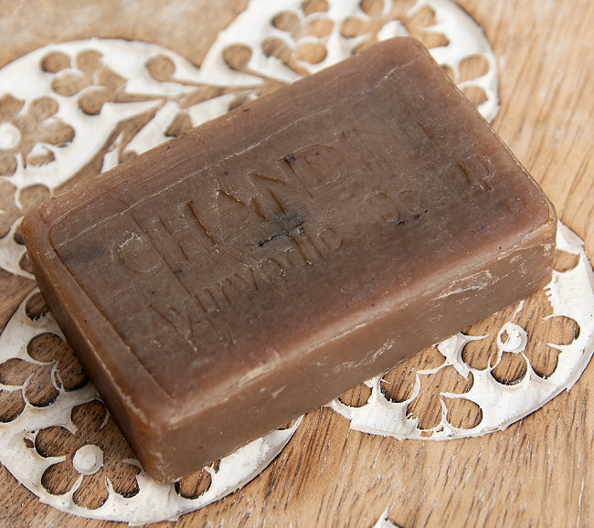 チャンディニ手作り石鹸[RCM CHANDINI Ayurvedic HANDMADE SOAP] 4 - サイズ比較のために手に持ってみました