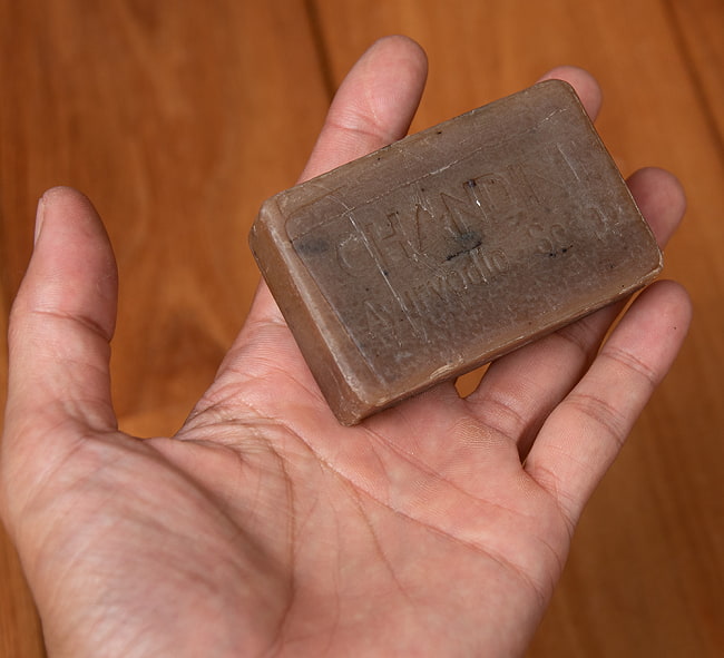 チャンディニ手作り石鹸[RCM CHANDINI Ayurvedic HANDMADE SOAP] 6 - サイズ比較のために手に持ってみました