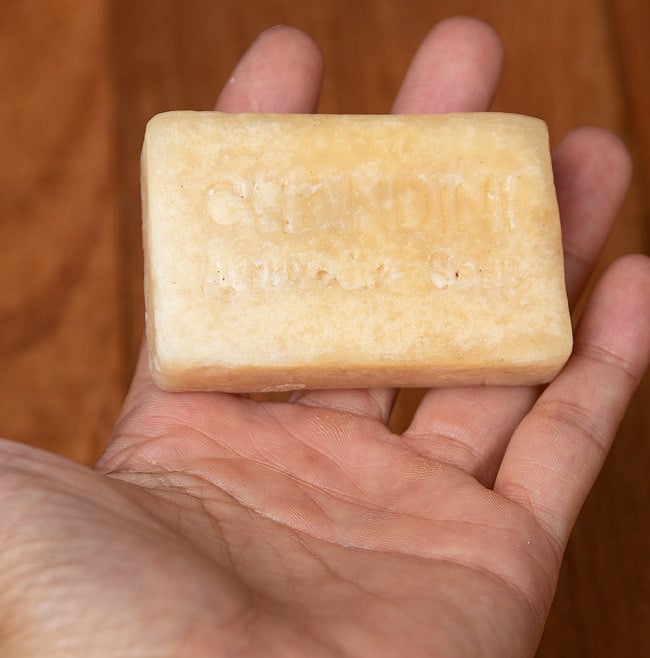 アーユルブリス　ナルパマラ　ソープ 75g[AYURBLISS NALPAMARA SOAP] 7 - サイズ比較のために手に持ってみました