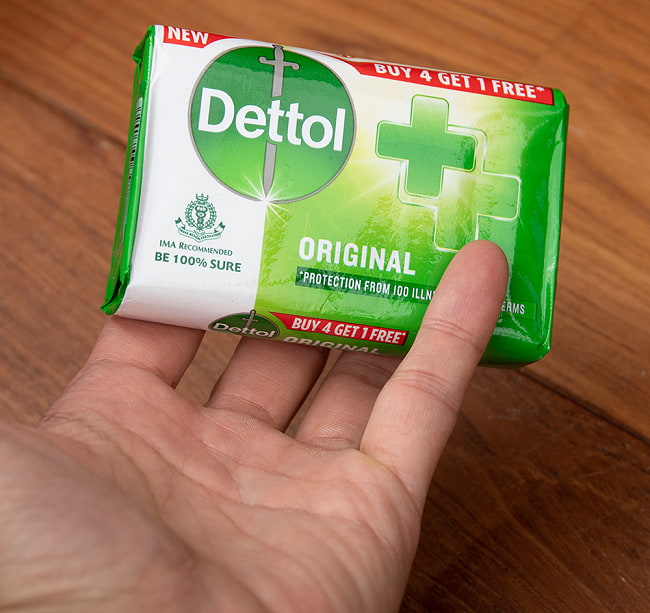 デットル オリジナルソープ - Dettol Original Soap【125g】 4 - サイズ比較のために、手に持ってみました