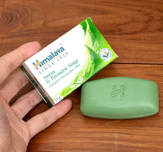 ヒマラヤの石鹸　Ｎ＆Ｔ 75g【Himalaya Herbals】 5 - サイズ比較のために、手に持ってみました