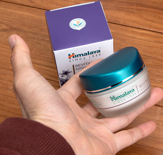 ヒマラヤ ナイトクリーム - REVITALIZING NIGHT CREAM 50g[Himalaya Herbals] 5 - サイズ比較のために、手に持ってみました