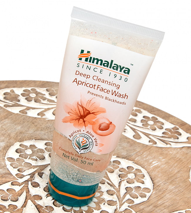 ヒマラヤ　ディープクレンジング　フェイスウオッシュ - Apricot Face Wash 50ml[Himalaya Herbals] 2 - 斜めから撮影しました