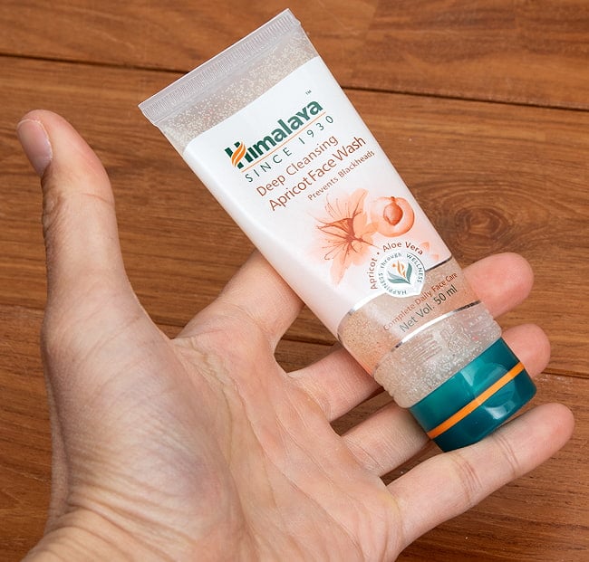 ヒマラヤ　ディープクレンジング　フェイスウオッシュ - Apricot Face Wash 50ml[Himalaya Herbals] 4 - サイズ比較のために手に持ってみました