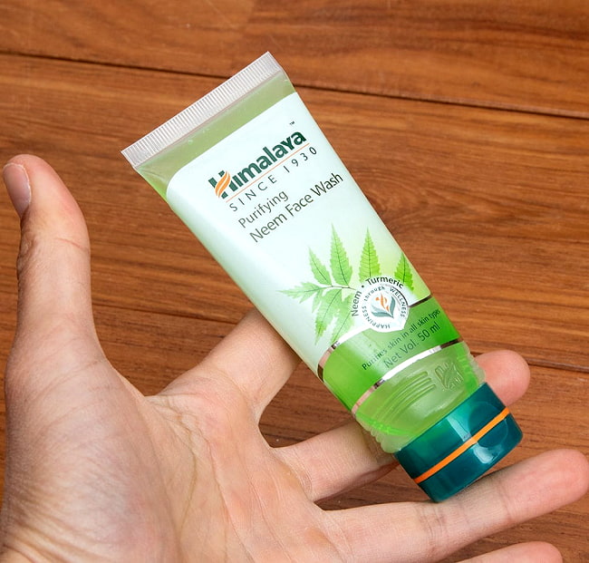 ヒマラヤ　ピュリファイング　フェイスウオッシュ - Neem Face Wash 50ml[Himalaya Herbals] 4 - サイズ比較のために手に持ってみました