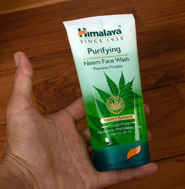 ニーム フェイス ウォッシュ - Neem Face Wash 150ml[Himalaya Herbals] 4 - サイズ比較のために手に持ってみました