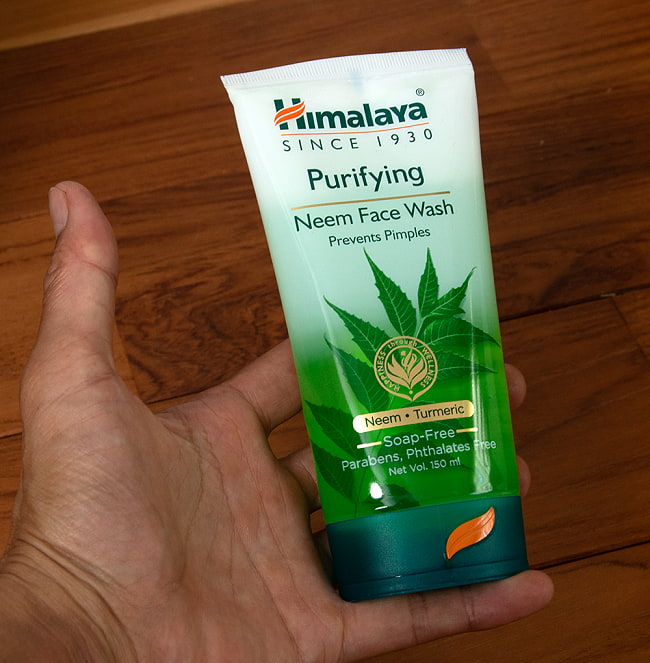 ヒマラヤ　Ｎ　フェイスウオッシュ - Neem Face Wash 150ml[Himalaya Herbals] 4 - サイズ比較のために手に持ってみました