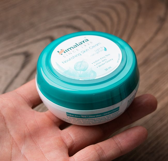 ヒマラヤ　ナリシング　スキンクリーム - Nourishing Skin Cream 50ml[Himalaya Herbals] 3 - サイズ比較のために、手に持ってみました